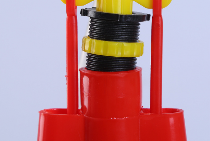 مرغداری با استفاده از آب خوری خودکار پلاستیکی مرغ پرنده آب خوری زنگ خودکار 6