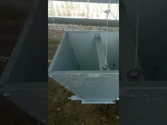 اردک های غاز در حال نوشیدن آب سیستم آبخوری آبخوری نوک سینه برای پرورش طیور پرندگان